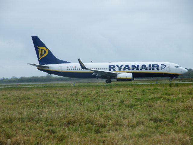 Boeing 737-800 (EI-ESZ) - EI ESZ B737/800 SEEN HERE TAXING FOR DEPARTURE ON 09/12/12