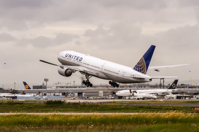 Boeing 777-200 (N229UA) - N229UA United Airlines Boeing 777-222(ER) departing on Rwy25C to Washington (IAD) @ Frankfurt Rhein-Main International (FRA) / 08.09.2017