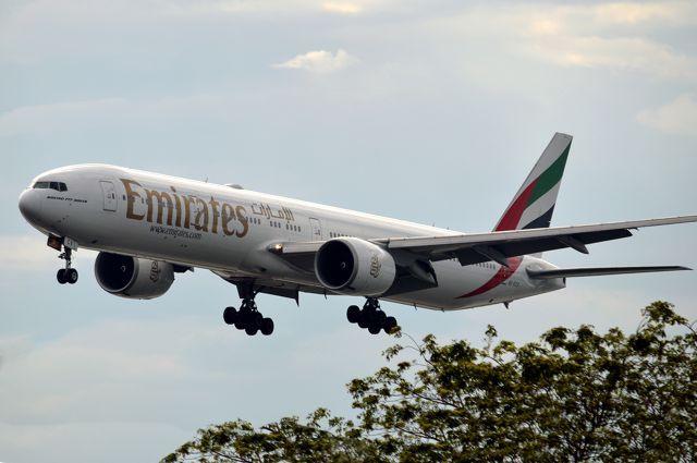 Boeing 777-200 (A6-ECV)