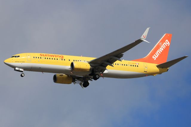 Boeing 737-800 (C-FJUB) - Feb 25 2018 arriving from CYUL. Hybrid livery as the aircraft is on a winter lease from a European airline (TUIfly)