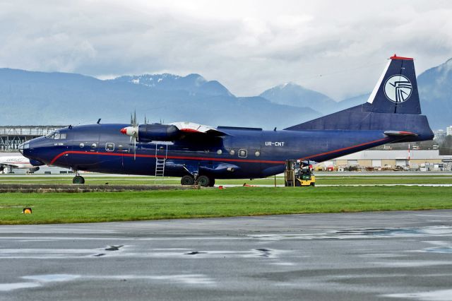 Antonov An-12 (UR-CNT)