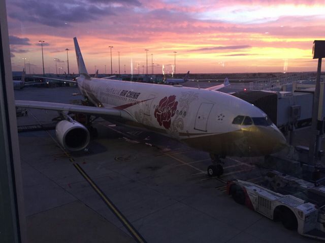 Airbus A330-200 (B-6075) - Through the glass