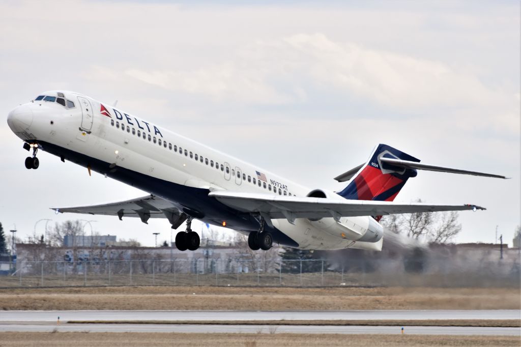 Boeing 717-200 (N972AT) - Delta Air Lines Boeing 717-2BD departing YYC on Apr 20.