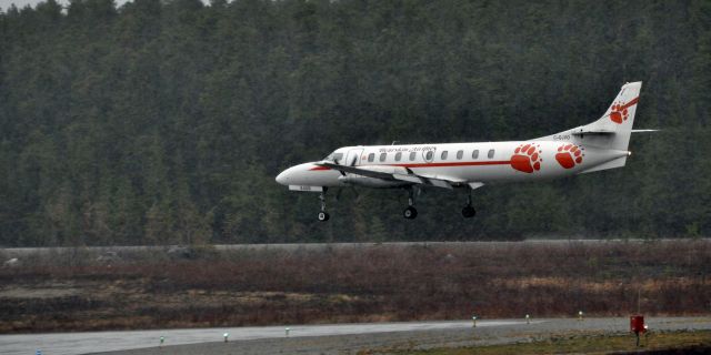 Fairchild Dornier SA-227DC Metro (C-GJVO) - En vol nolisé en partance de CYYZ vers CYEYbr /Cette photo est à son arrivé à CYEYbr /Semble être des représentants de l'eau ESKA