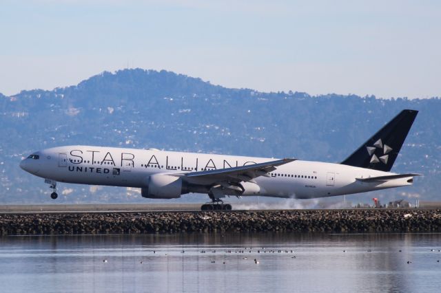 Boeing 777-200 (N218UA)