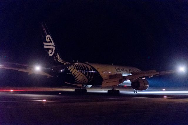 Boeing 777-200 (ZK-OKA) - Night Landing : 28/05/2017