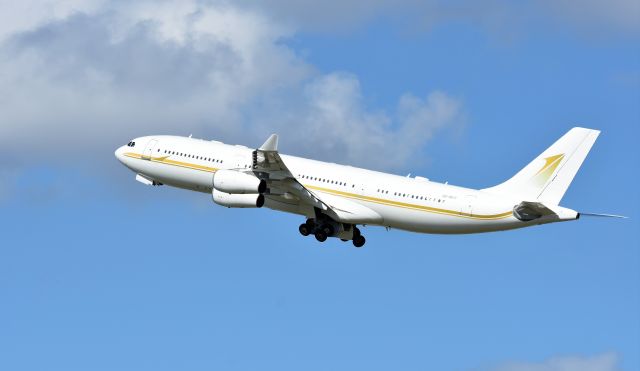 Airbus A340-200 (HZ-SKY1)