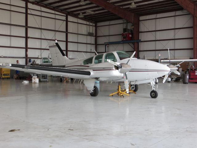 Beechcraft Baron (58) —