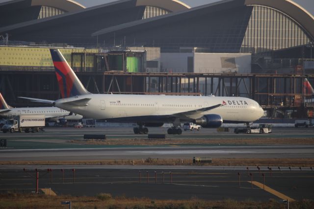 BOEING 767-400 (N828MH)