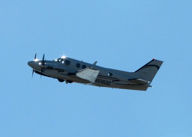 Beechcraft King Air 90 (N106DD) - Off Of runway 05 at the Shreveport Regional Airport.