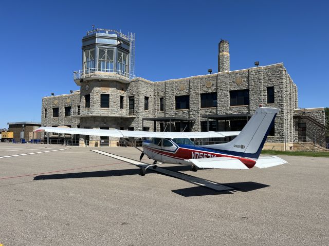 Cessna Skylane (N7557X) - Holman's Table