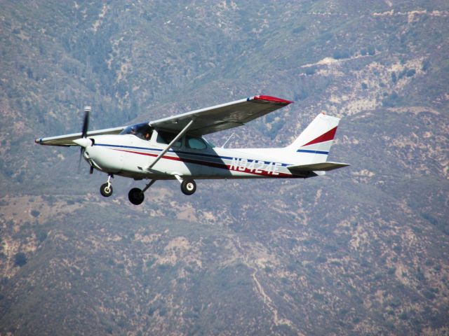 Cessna Skyhawk (N9424E) - Taking off RWY 26R