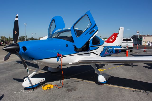 Cirrus SR-22 (N817DL)