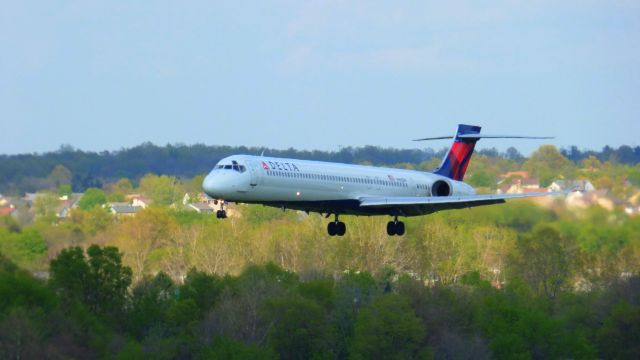 McDonnell Douglas MD-90 —