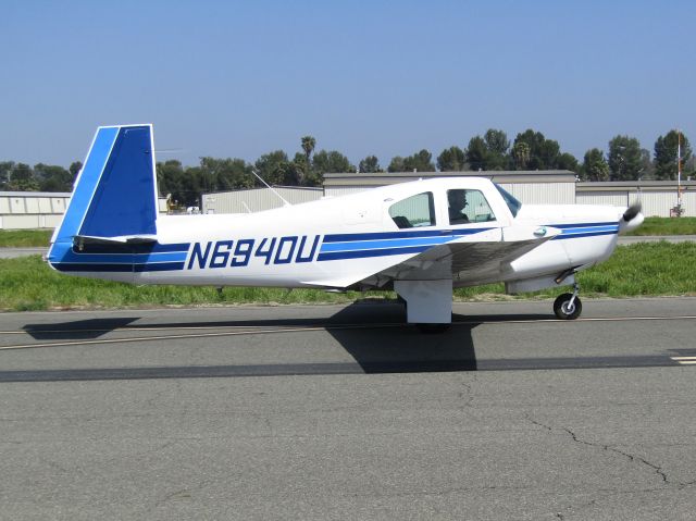 Mooney M-20 (N6940U) - Taxiing to ramp 