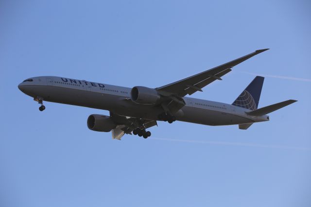 BOEING 777-300ER (N2747U)