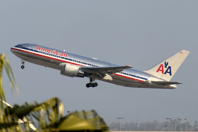 BOEING 767-200 (N324AA) - N324AA  Boeing  B767-223  AAL  KLAX  20130304  4000