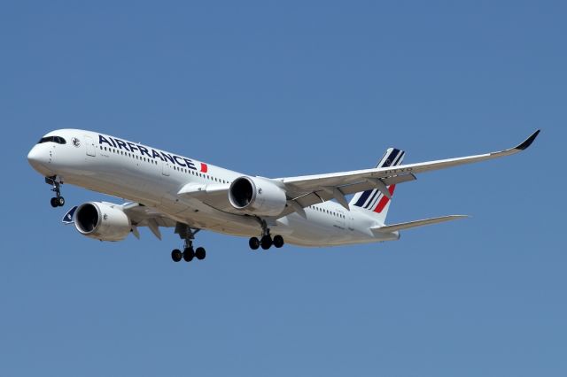 Airbus A350-900 (F-HTYO) - 09/07/2022: The daily flight from Paris (CDG) on final approach to runway 30.