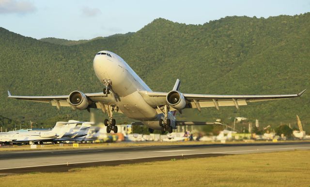 Airbus A330-200 (F-GZCA)