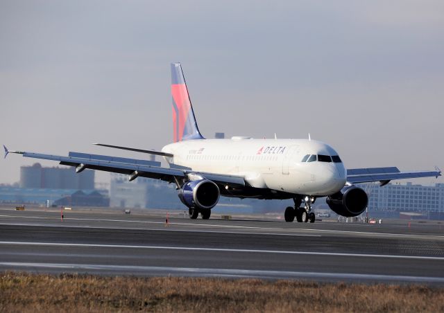 Airbus A319 (N315NB) - RWY 04R landing