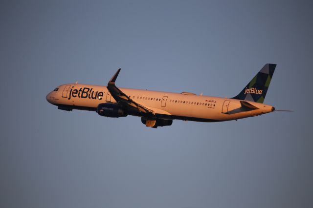 Airbus A321 (N990JL)