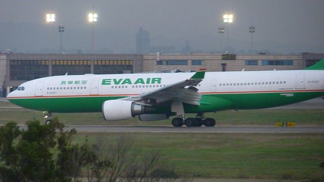 Airbus A330-300 —