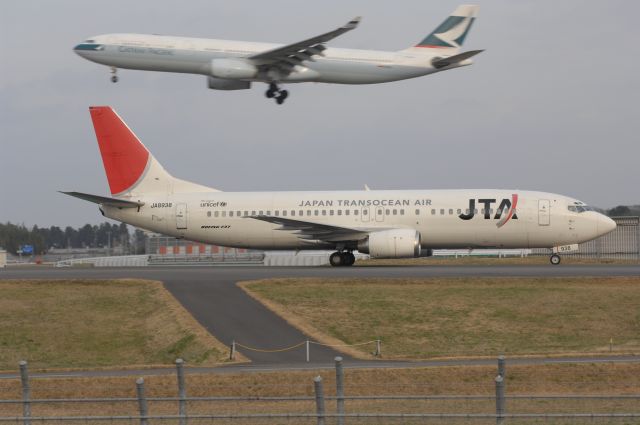 BOEING 737-400 (BON8938) - Taxing at Narita Intl Airport on 2007/1/3