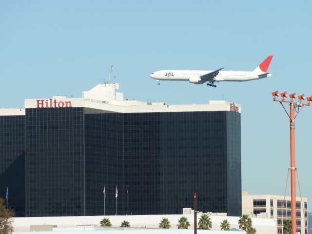 BOEING 777-300 —