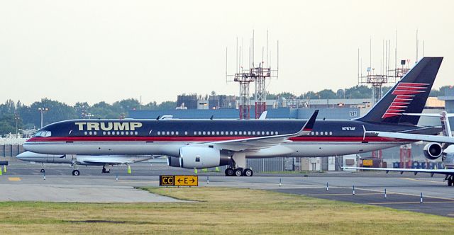 Boeing 757-200 (N757AF) - Looking good in RonPeelVille.
