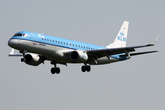Embraer ERJ-190 (PH-EZI)
