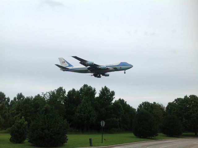 AWEF28000 — - Air Force One (USAF 28000) doing touch & go at KPHF