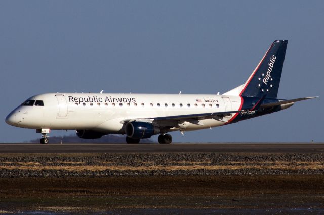 Embraer 175 (N403YX)