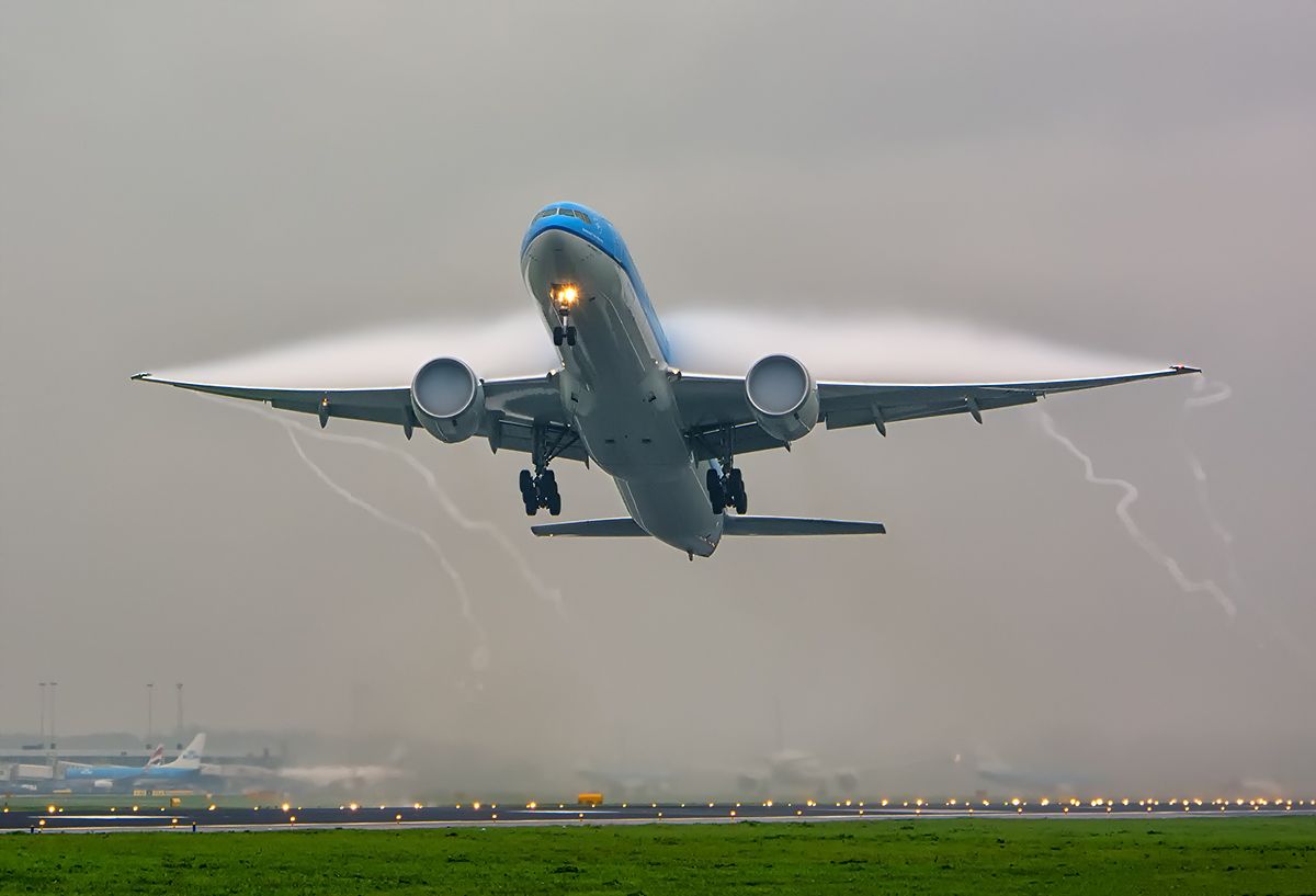 BOEING 777-300ER (PH-BVG) - Heavy condensation.