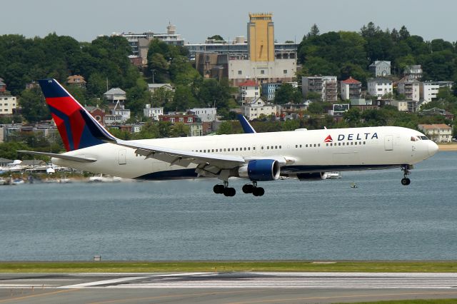 BOEING 767-300 (N176DB) - DL 59 arriving from London