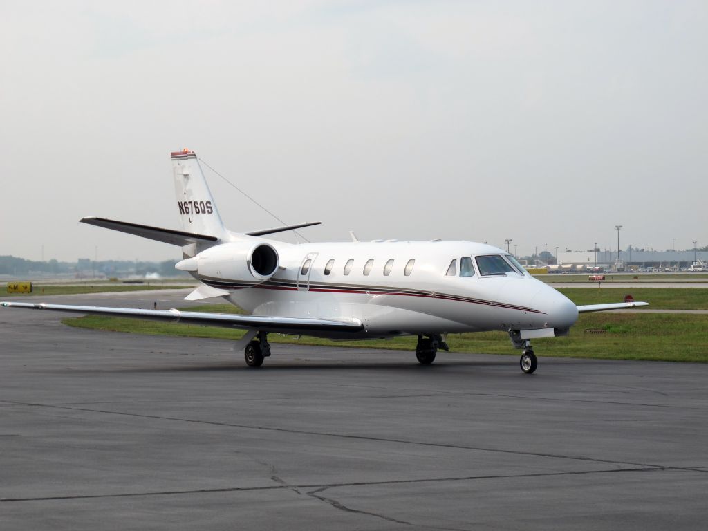 Cessna Citation Excel/XLS (N676QS) - Netjets taxiing onto the ramp.