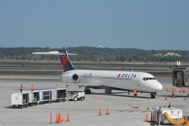 Boeing 717-200 (N896AT) - Delta 2159 arriving from Detroit Metro at 4:41 PM. CDT.  Taken August 11, 2016 with Nikon D3200 mounting 55-200mm lens. 