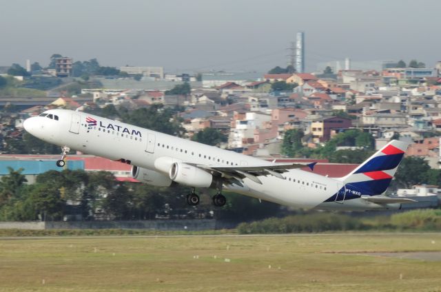 Airbus A321 (PT-MXG)