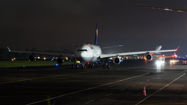 Airbus A340-300 (D-AIGM)