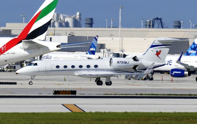 N721MJ — - Taxiing with reversers deployed.