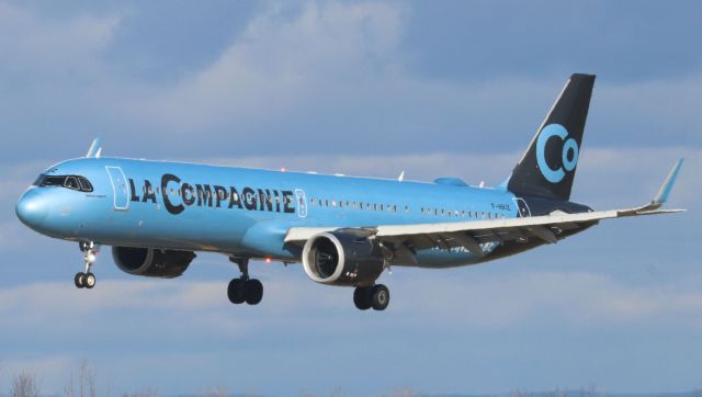 Airbus A321neo (F-HBUZ) - Airbus A320 NEO (F-HBUZ) of La Compagnie short final at YOW Runway 25 on 19 Nov 23.  Aircraft was leased by the National Hockey League for the Ottawa Senators for their return flight from the 2023 NHL Global Series Sweden.