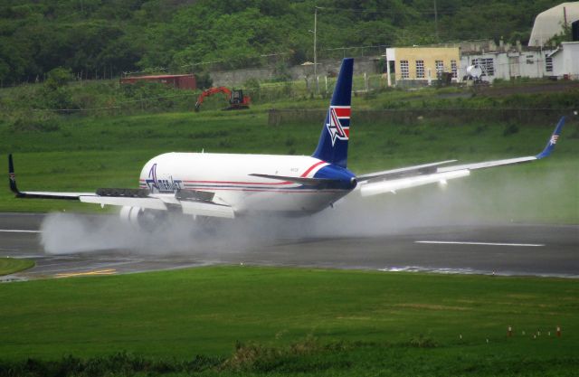 BOEING 767-300 (N347CM)