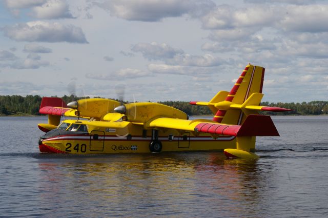 Canadair CL-415 SuperScooper — - J'étais au lac Blouin non loin de Val-d'Or. Ce CL-415 effectuait de l'entraînement le 2 sept. 2012.