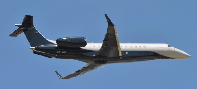 Embraer ERJ-135 (9H-KAP)