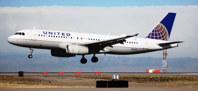 Airbus A320 (N411UA) - Landing on 16L.