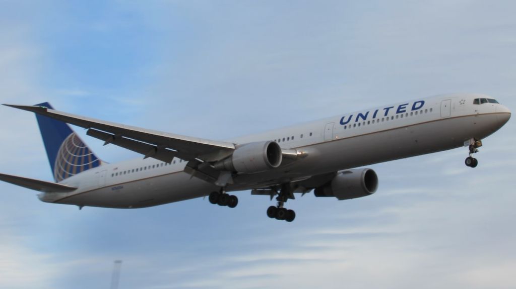 BOEING 767-400 (N76054)