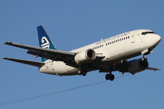 BOEING 737-300 (ZK-NGI)