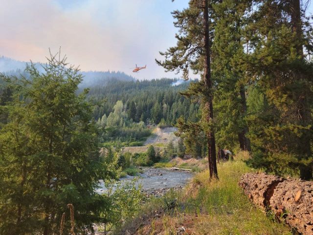 Cessna Skywagon (C-FBTV) - Flying back and forth between those fires on the hillside and the river. 