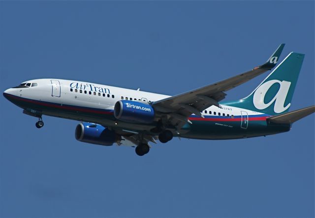 Boeing 737-700 (N337AT)