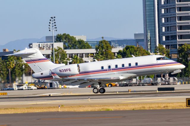 Bombardier Challenger 300 (N39FE) - Owned by FedEx.