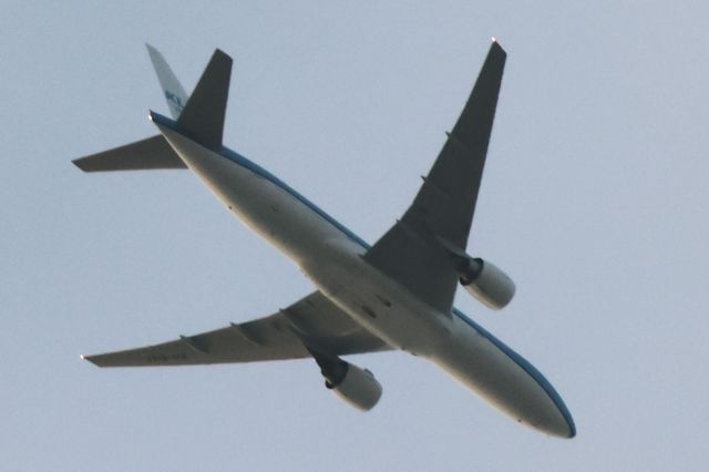 Boeing 777-200 (PH-BQF) - PH-BQF Boeing B-777-206 Royal Dutch Airlines KLM. De Montreal YUL vers Amsterdam AMS Altitude 5945 Mètres Vitesse 838 Km/H Survolant la ville de Lavaltrie QC. le 07-05-2024 à 19:46